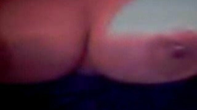 Chica blanca gorda muestra sus enormes pornodegordas tetas lechosas en la cámara